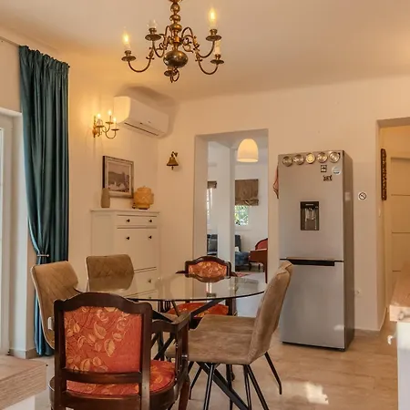 Family-friendly With Swimming Pool Arbanija, Ciovo - 11789 아파트 트로기르