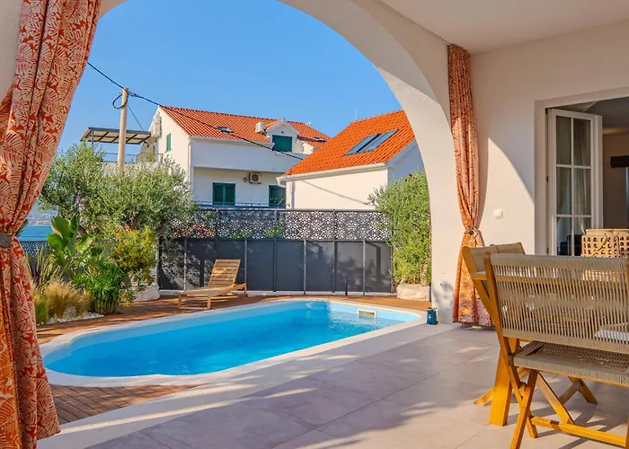 Family-friendly With Swimming Pool Arbanija, Ciovo - 11789 公寓